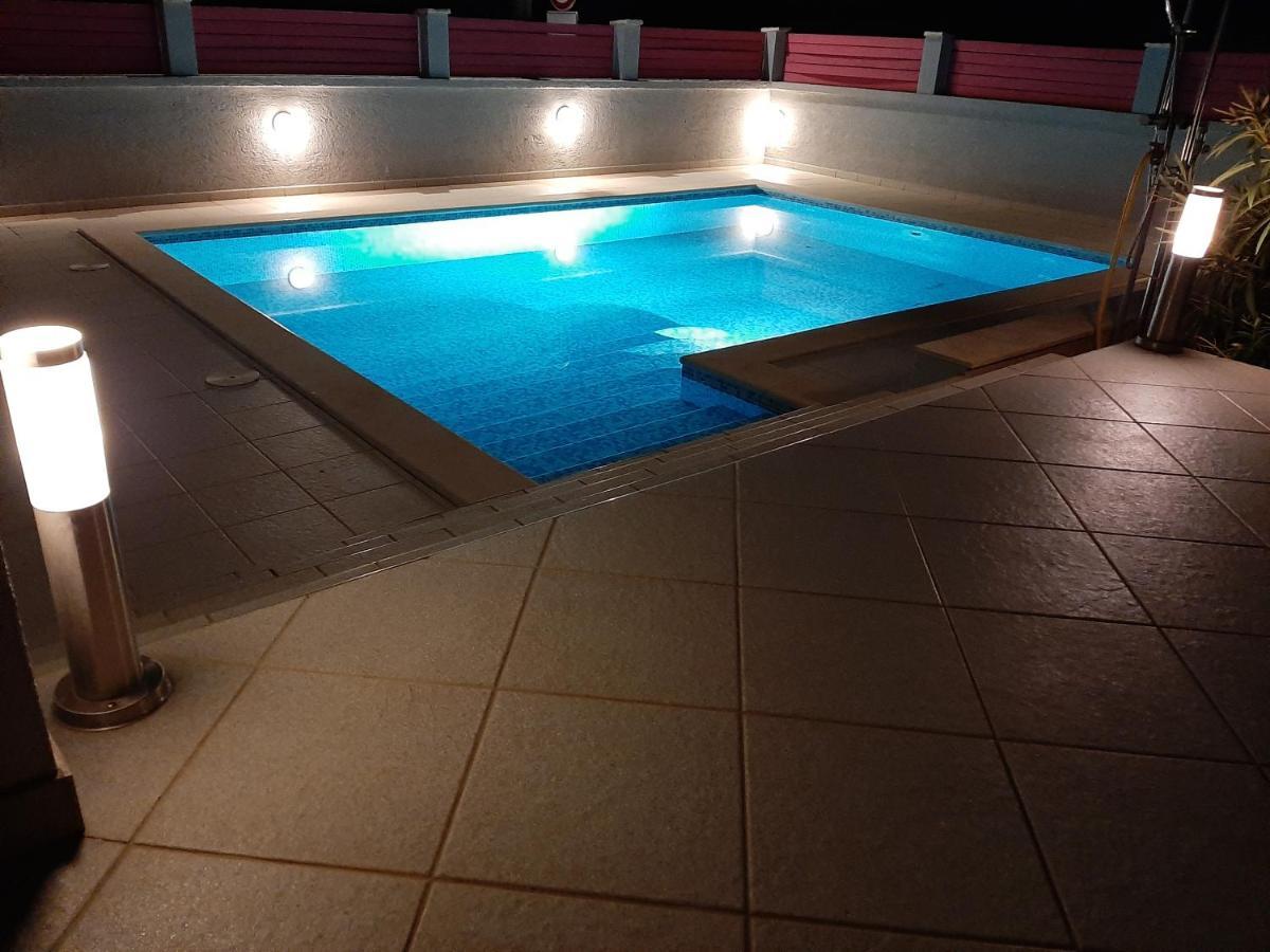 Helles Doppelzimmer Mit Bad, Terrasse Und Pool, Seperater Eingang, Liznjan, Istrien 외부 사진