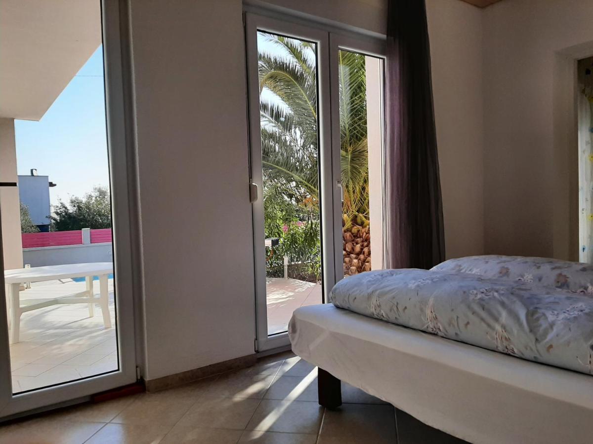 Helles Doppelzimmer Mit Bad, Terrasse Und Pool, Seperater Eingang, Liznjan, Istrien 외부 사진