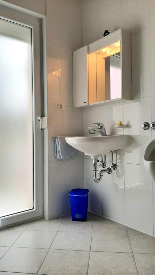 Helles Doppelzimmer Mit Bad, Terrasse Und Pool, Seperater Eingang, Liznjan, Istrien 외부 사진