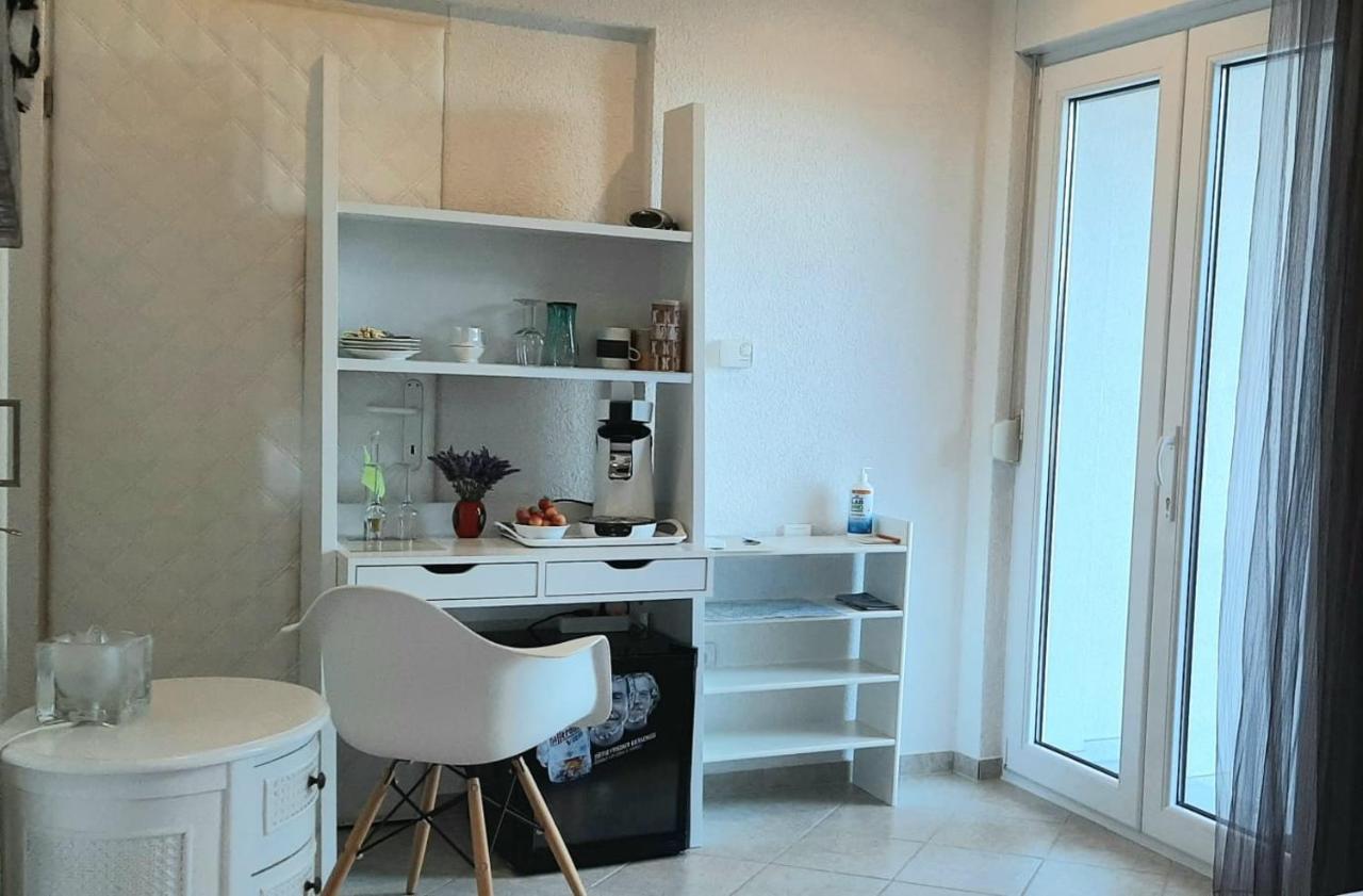Helles Doppelzimmer Mit Bad, Terrasse Und Pool, Seperater Eingang, Liznjan, Istrien 외부 사진